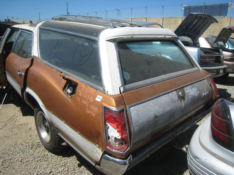 Illustration for article titled Oldsmobile Vista Cruiser Gets Last View Of California Sky Through Roof Windows